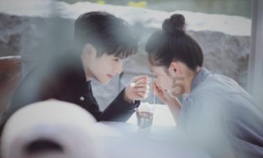 无意中发现男友和前女友的合照，现任女友当面撕了照片，过分吗？游戏画面